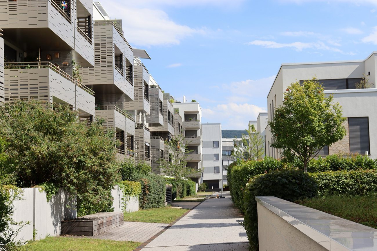 Modernes Wohnquartier mit mehreren Mehrfamilienhäusern